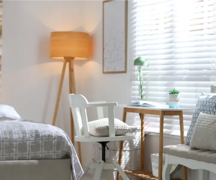 Jak udekorować okno w sypialni: 7 stylowych inspiracji