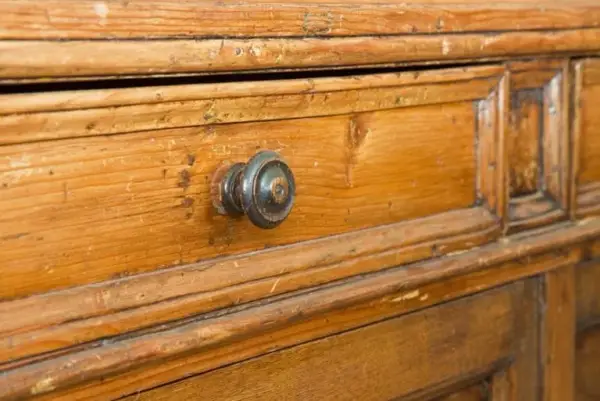 Jak postarzyć mebel: 5 skutecznych technik i praktyczne porady